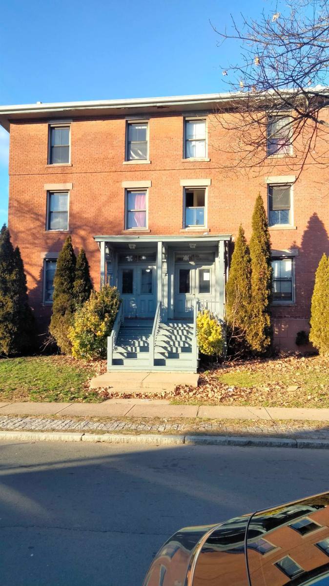 Apartment for rent at 52 Alden St #202, Hartford, CT 06114