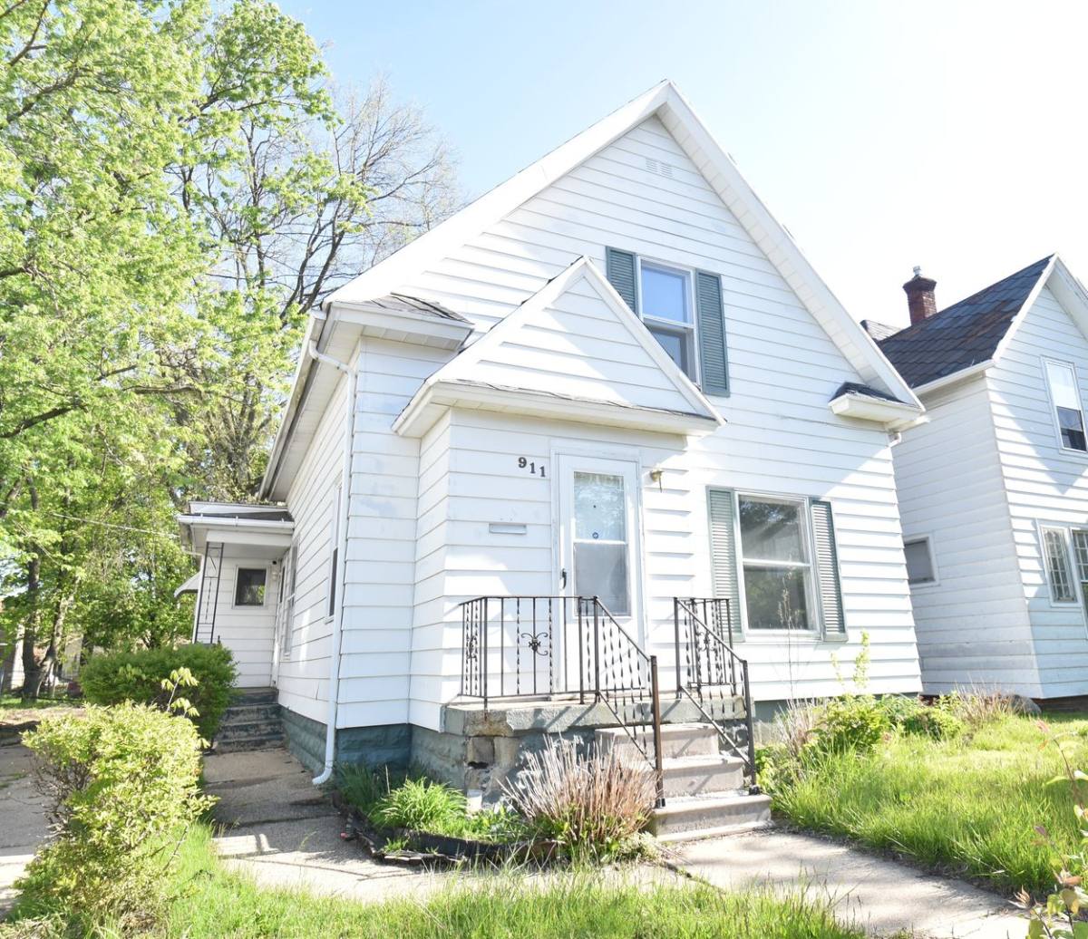 House for rent at 911 E Washington St, South Bend, IN 46617