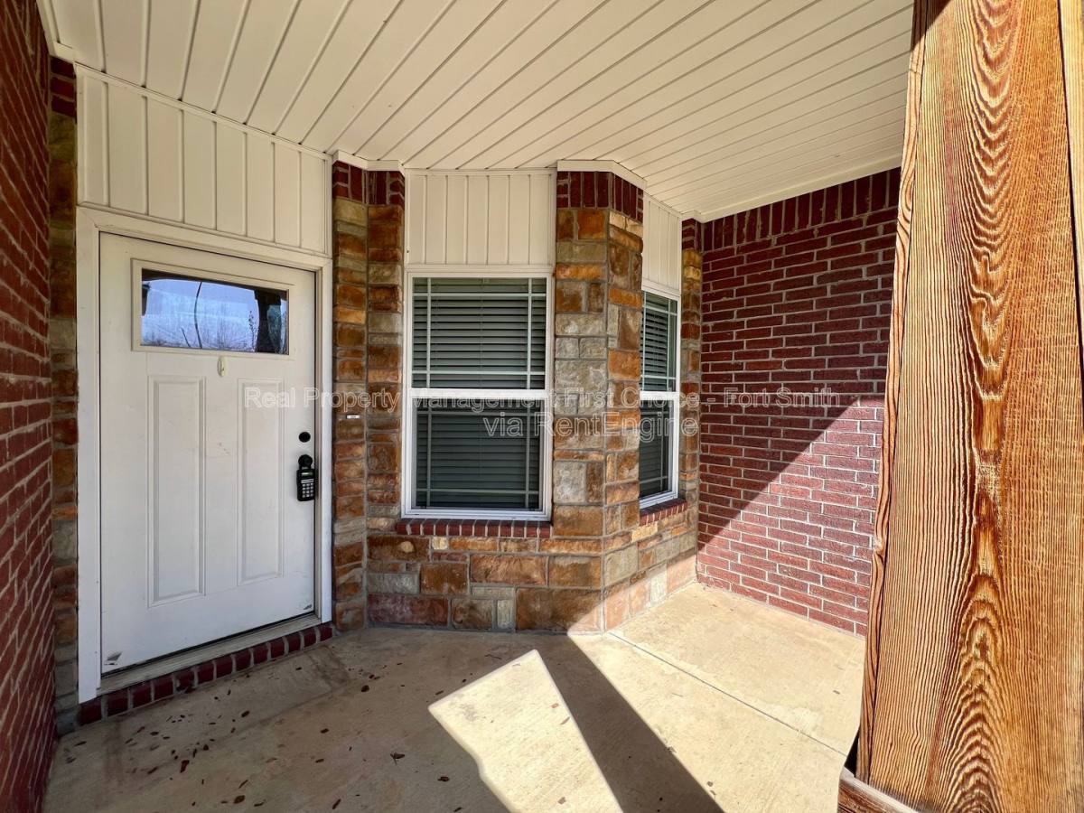 House for rent at 423 Ridge Point Dr, Fort Smith, AR 72908
