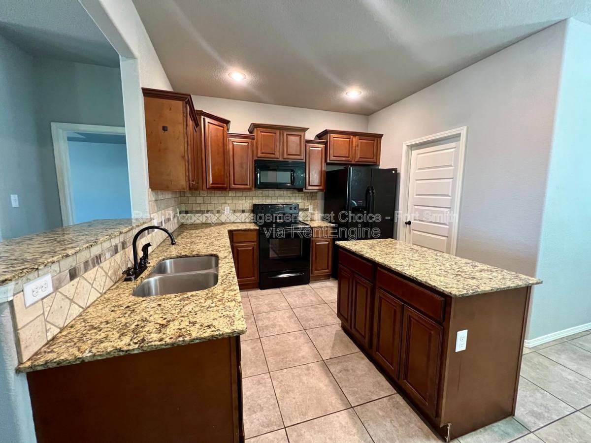 House for rent at 423 Ridge Point Dr, Fort Smith, AR 72908