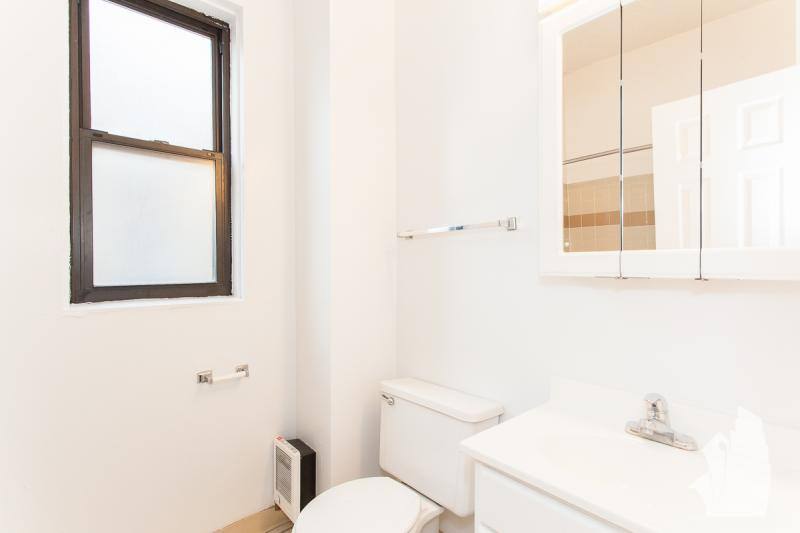 Apartment for rent at 4242 N Sheridan Rd, Chicago, IL 60613