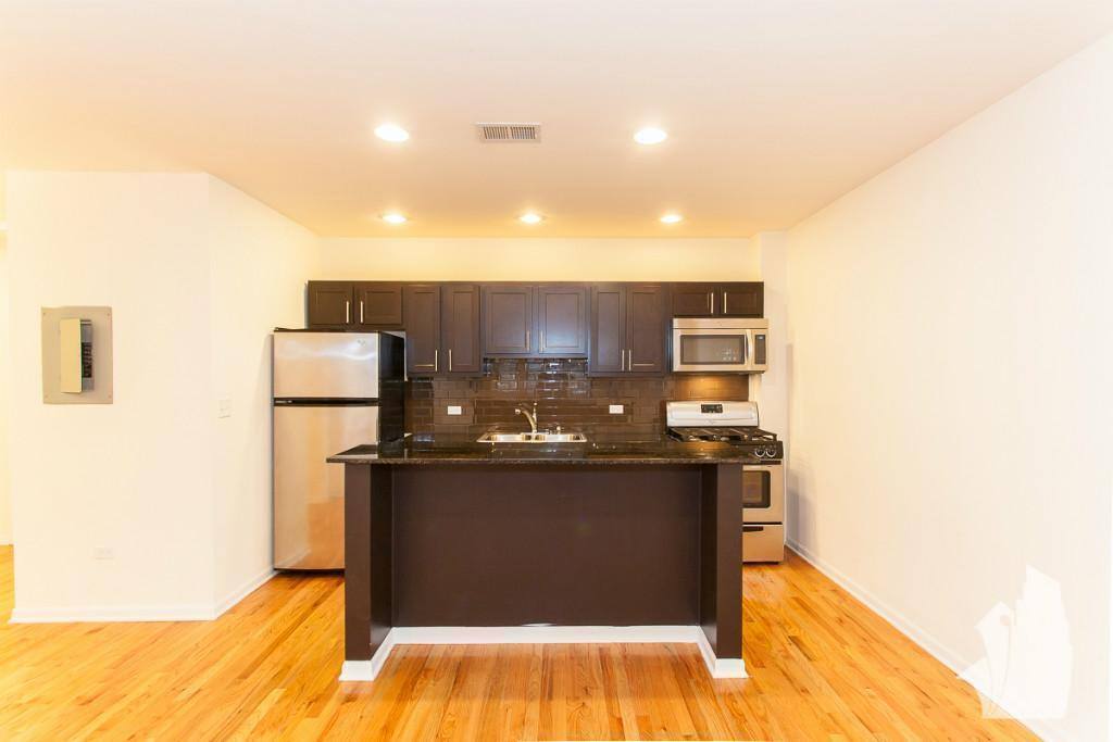 Apartment for rent at 4242 N Sheridan Rd, Chicago, IL 60613
