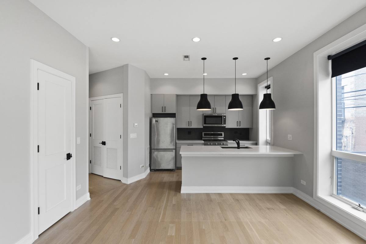 Apartment for rent at 1050 W Cornelia Ave #202, Chicago, IL 60657