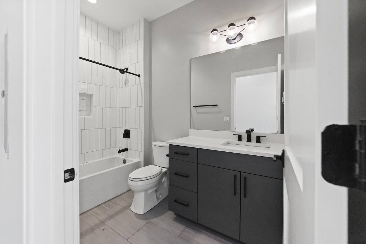 Apartment for rent at 1050 W Cornelia Ave #202, Chicago, IL 60657