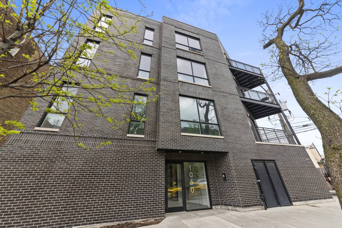 Apartment for rent at 1050 W Cornelia Ave #202, Chicago, IL 60657