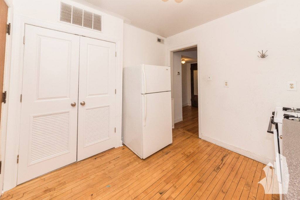 Apartment for rent at 1509 W Barry Ave #2, Chicago, IL 60657