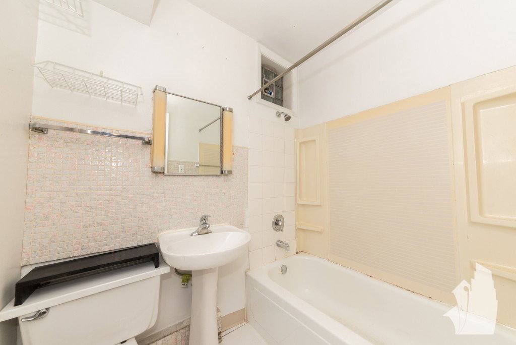 Apartment for rent at 1509 W Barry Ave #2, Chicago, IL 60657