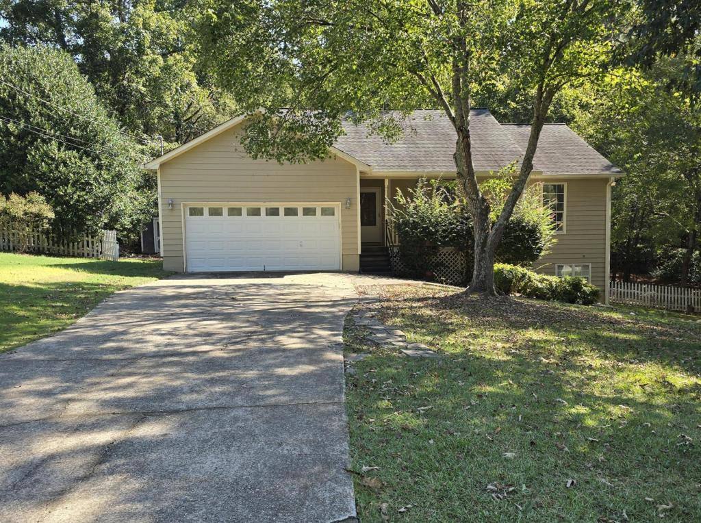 House for rent at 180 Pinewood Dr, Senoia, GA 30276