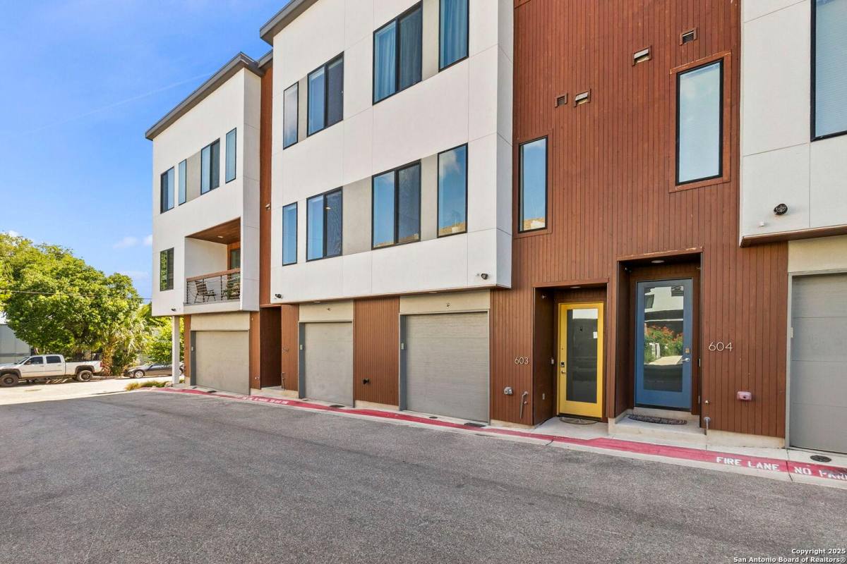 Townhouse for rent at 102 Tendick St 602 #UNI, San Antonio, TX 78209