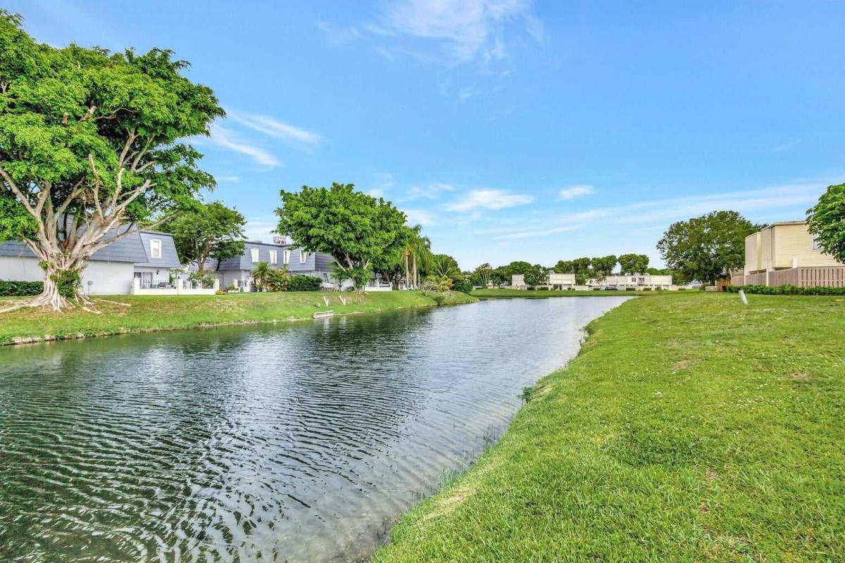 Townhouse for rent at 1586 Shaker Circle, Wellington, FL 33414