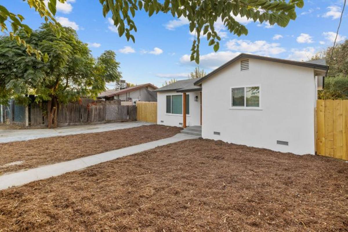 House for rent at 1406 W Roosevelt Ave, Visalia, CA 93291