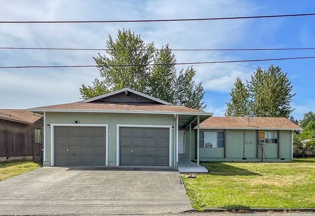 Apartment for rent at 1943-1945 Green Ave, Roseburg, OR 97471