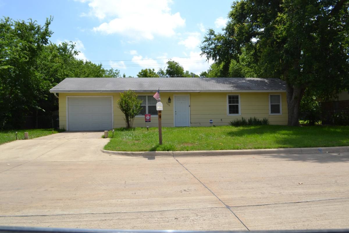 House for rent at 806 1st St, Sanger, TX 76266
