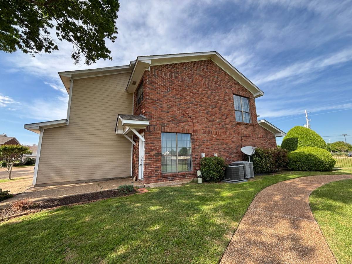 Townhouse for rent at 12 Meadowcreek Dr, Bossier City, LA 71111