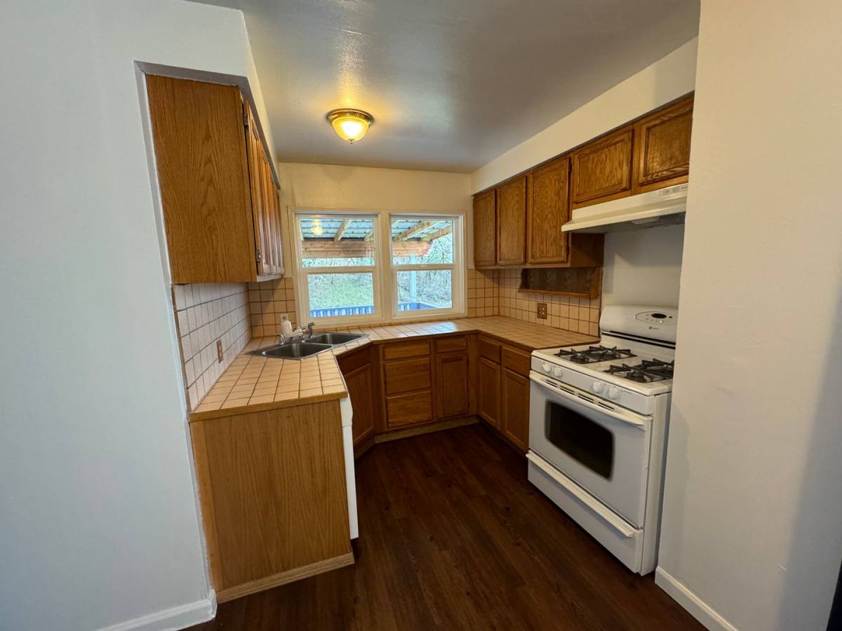 House for rent at 1560 NE Winter St, Roseburg, OR 97470