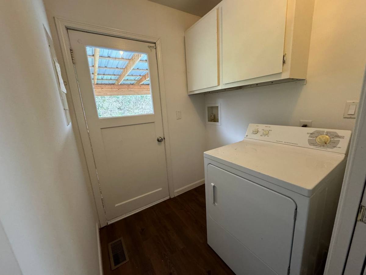 House for rent at 1560 NE Winter St, Roseburg, OR 97470