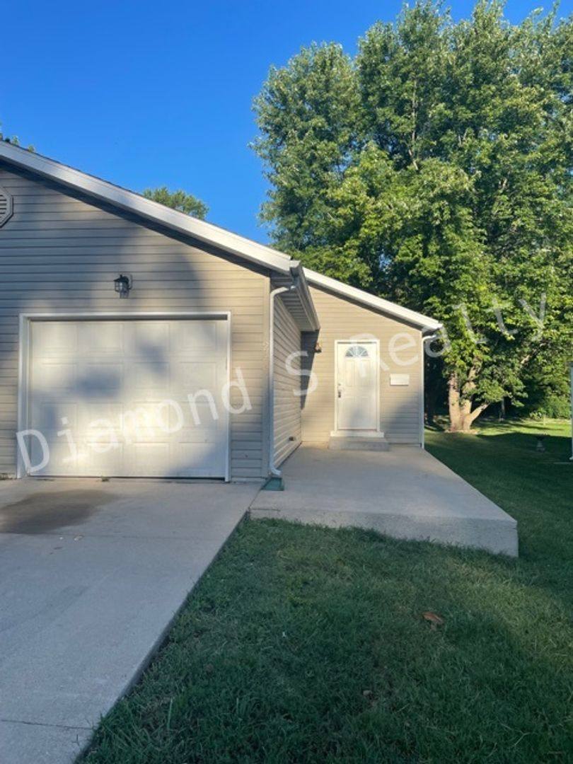 Townhouse for rent at 2313 N Rogers Ave, Springfield, MO 65803