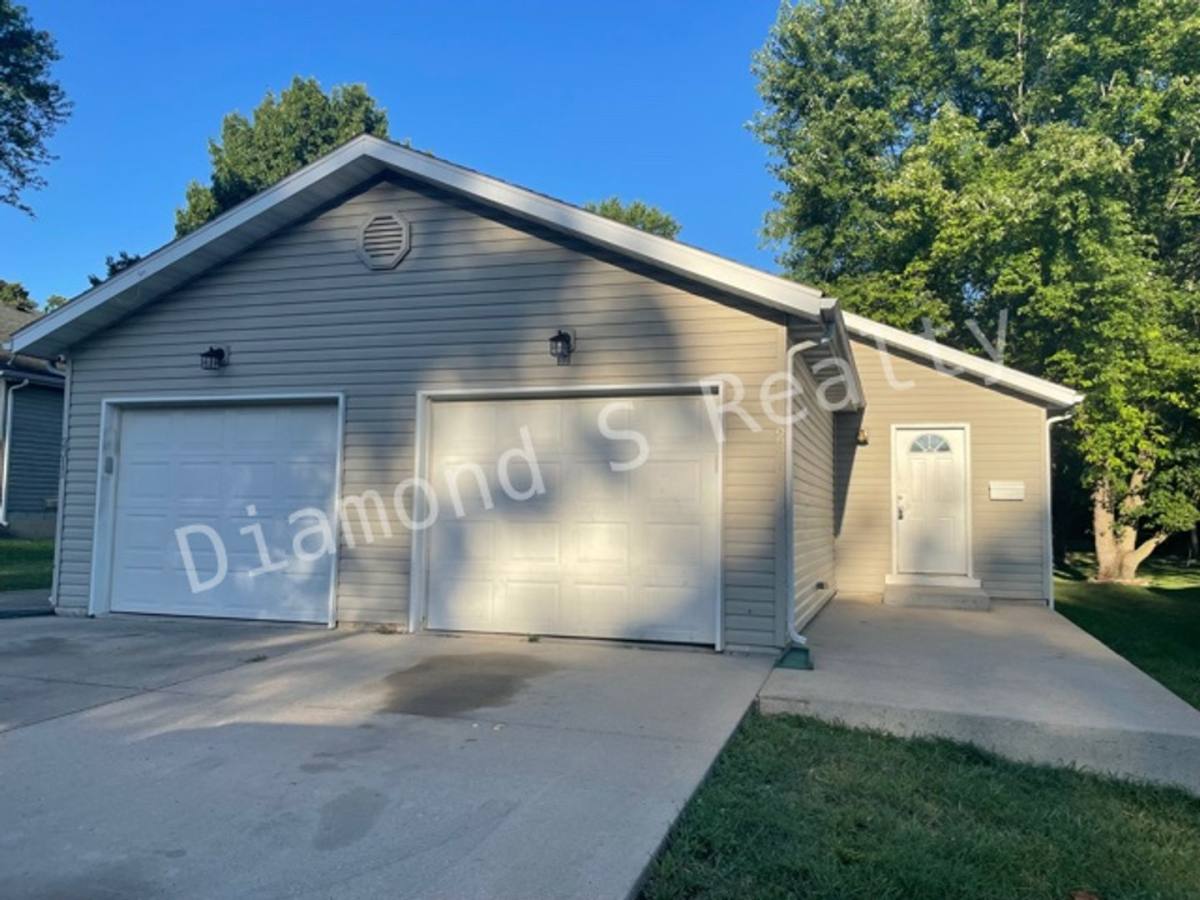 Townhouse for rent at 2313 N Rogers Ave, Springfield, MO 65803