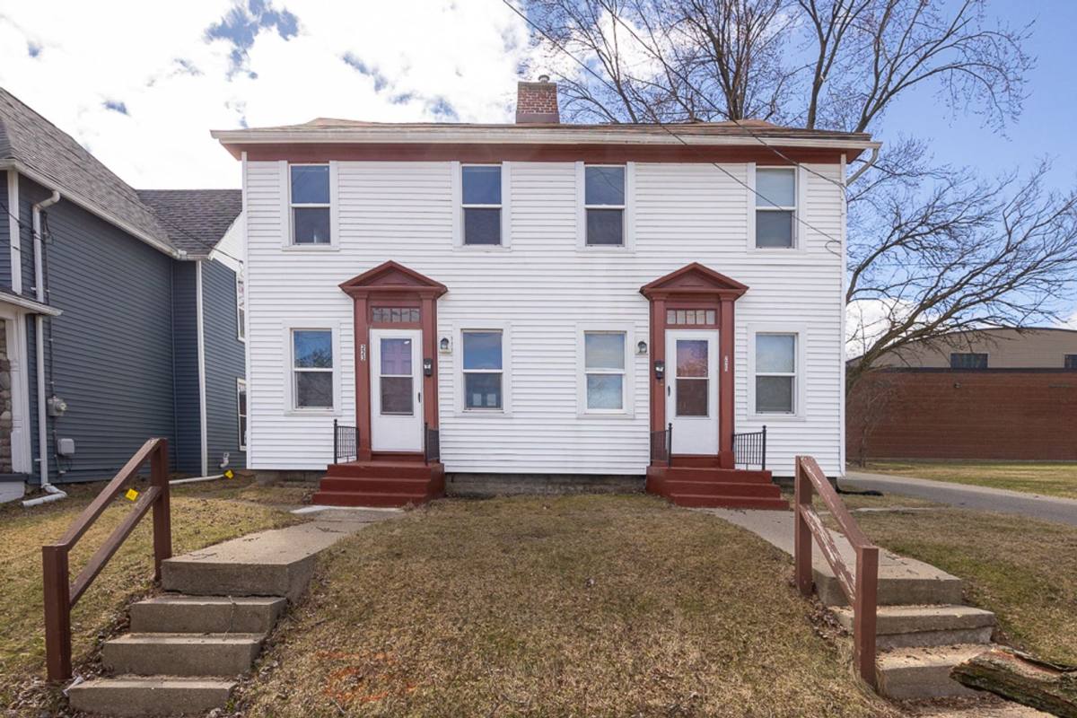 Apartment for rent at 223-225 W Trail St, Jackson, MI 49201