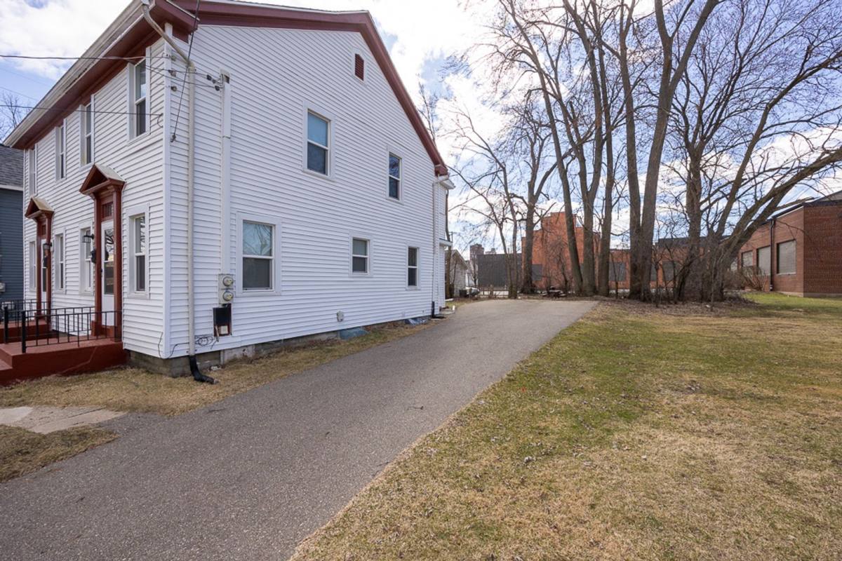 Apartment for rent at 223-225 W Trail St, Jackson, MI 49201