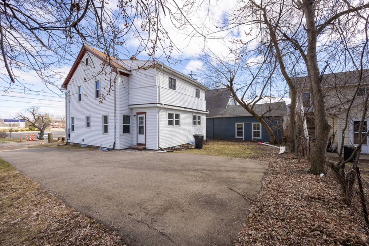 Apartment for rent at 223-225 W Trail St, Jackson, MI 49201