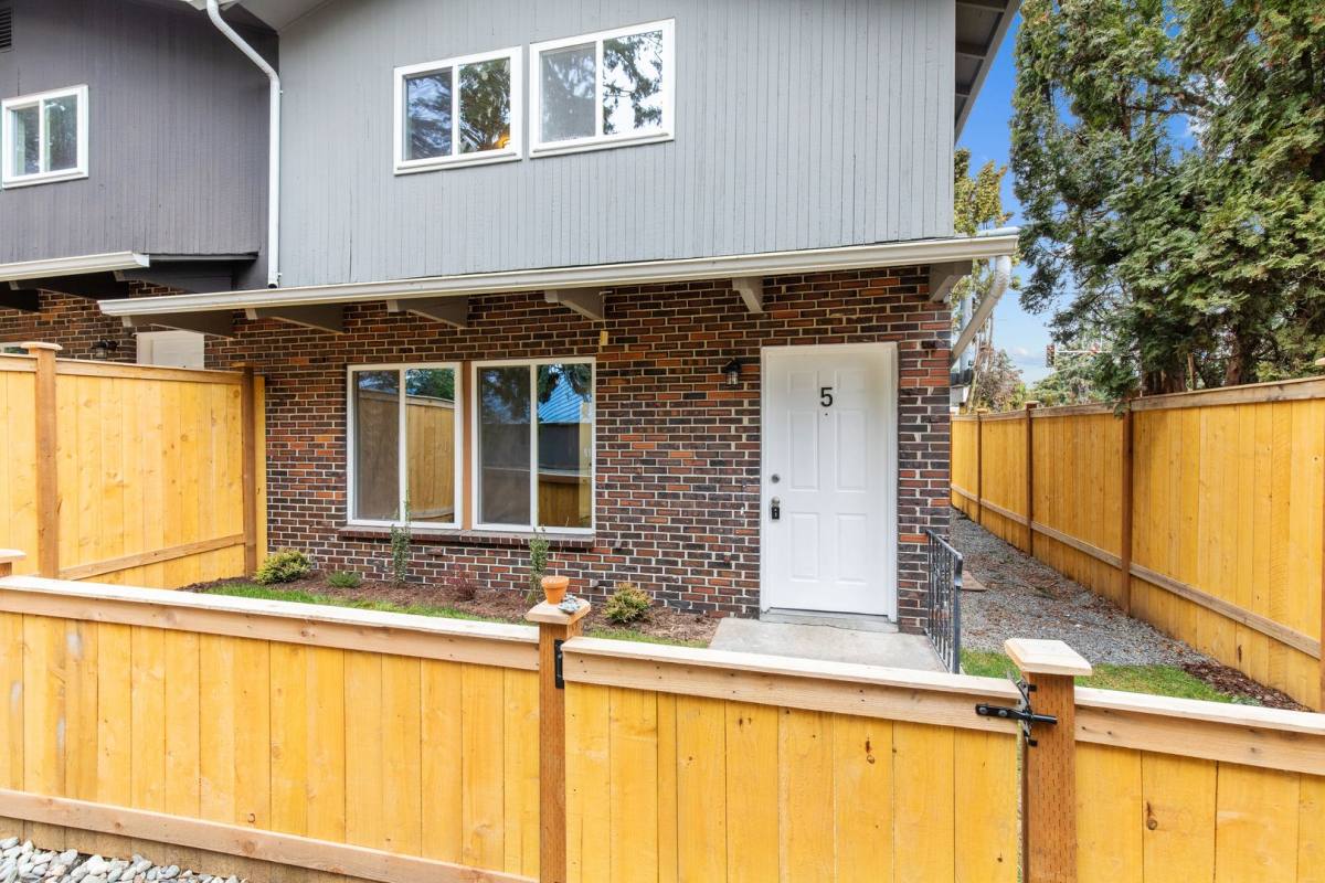 Townhouse for rent at 18808 36th Ave W, Lynnwood, WA 98036