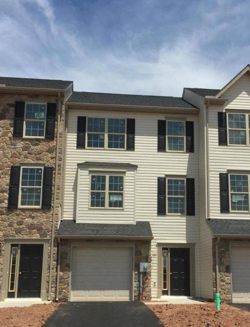 Townhouse for rent at 119 Katelyn Dr, New Oxford, PA 17350