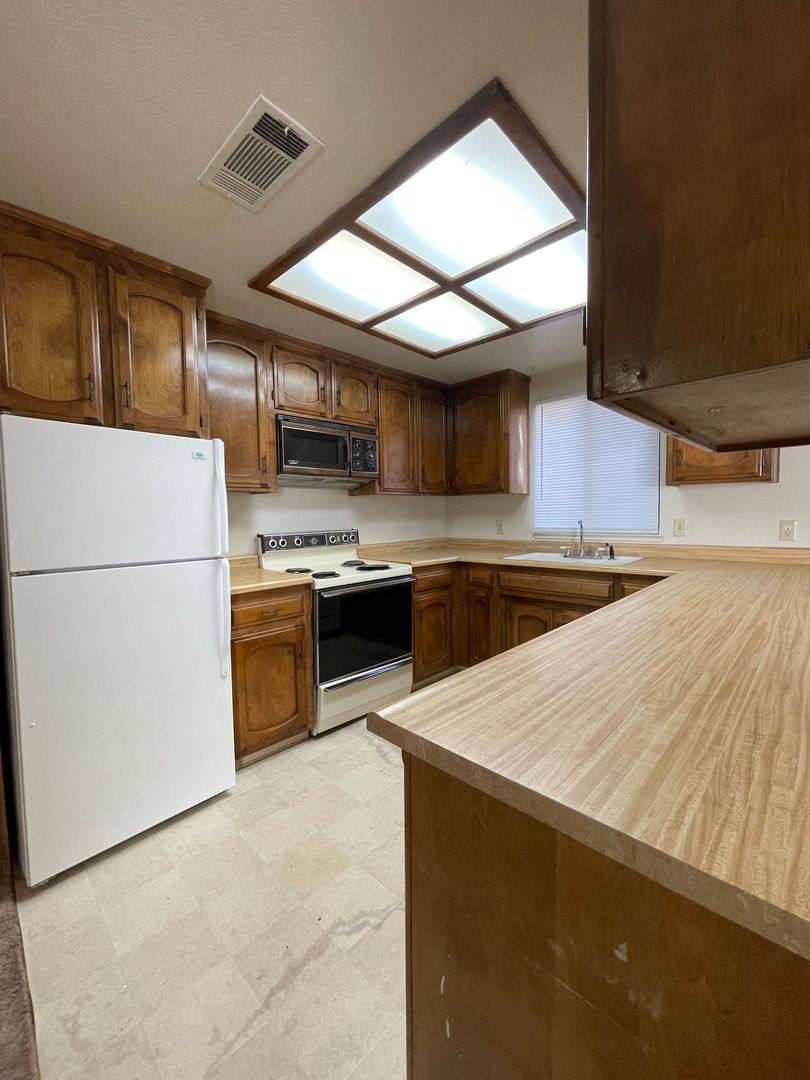 Townhouse for rent at 616 W Yosemite, Merced, CA 95340