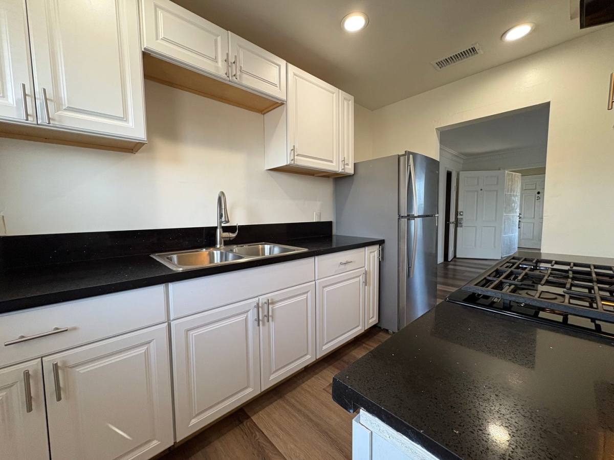 Apartment for rent at 115 N Catalina St, Los Angeles, CA 90004