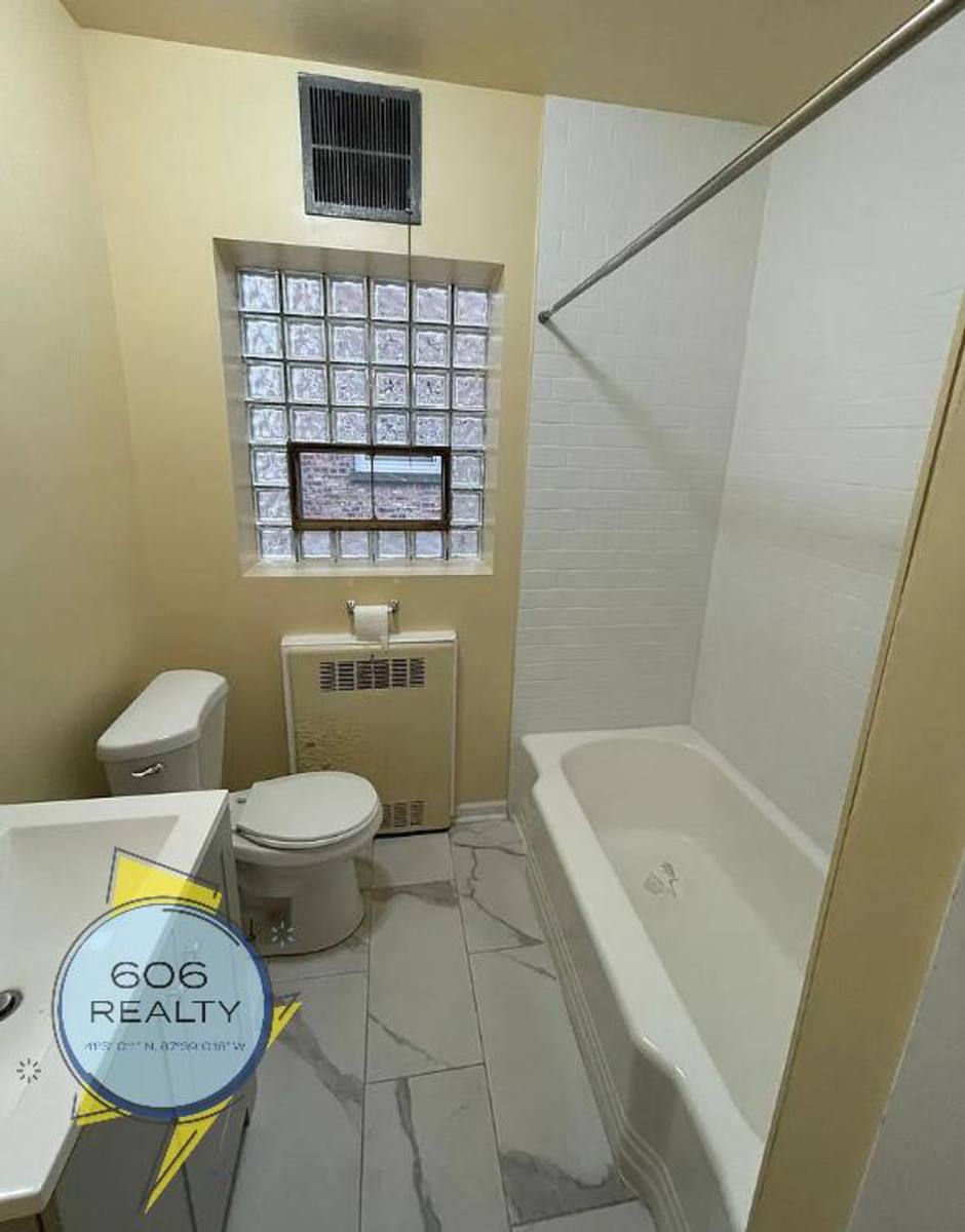 Apartment for rent at 1645 Gunderson Ave, Berwyn, IL 60402