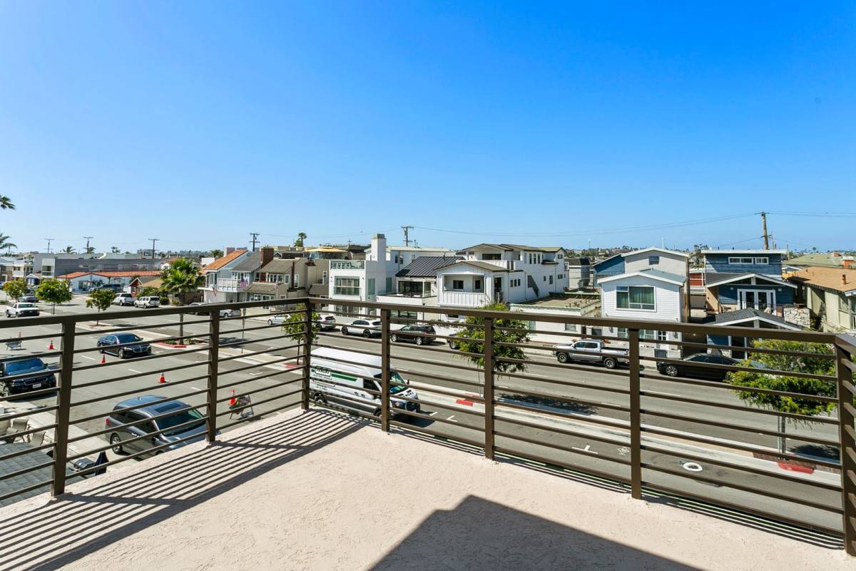Apartment for rent at 913 W Balboa Blvd, Newport Beach, CA 92661