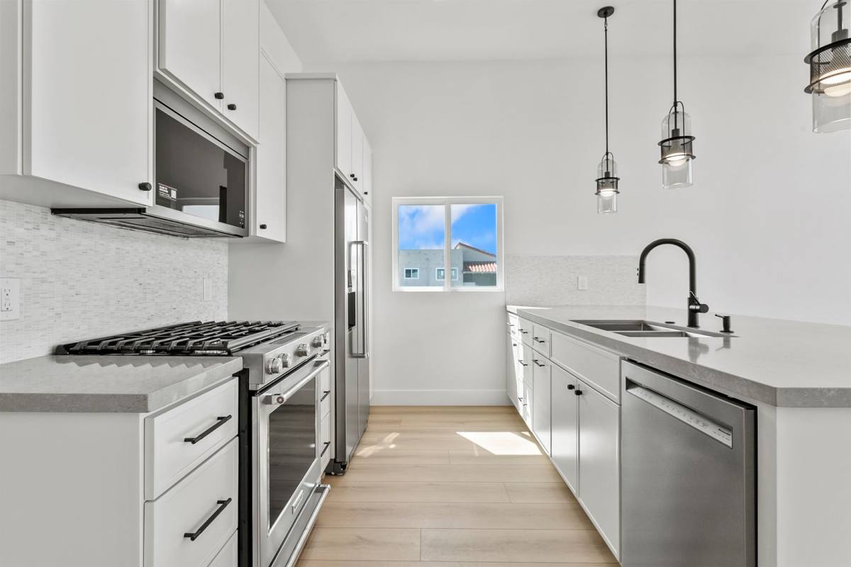 Apartment for rent at 913 W Balboa Blvd, Newport Beach, CA 92661