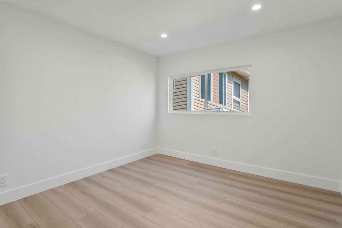Apartment for rent at 913 W Balboa Blvd, Newport Beach, CA 92661