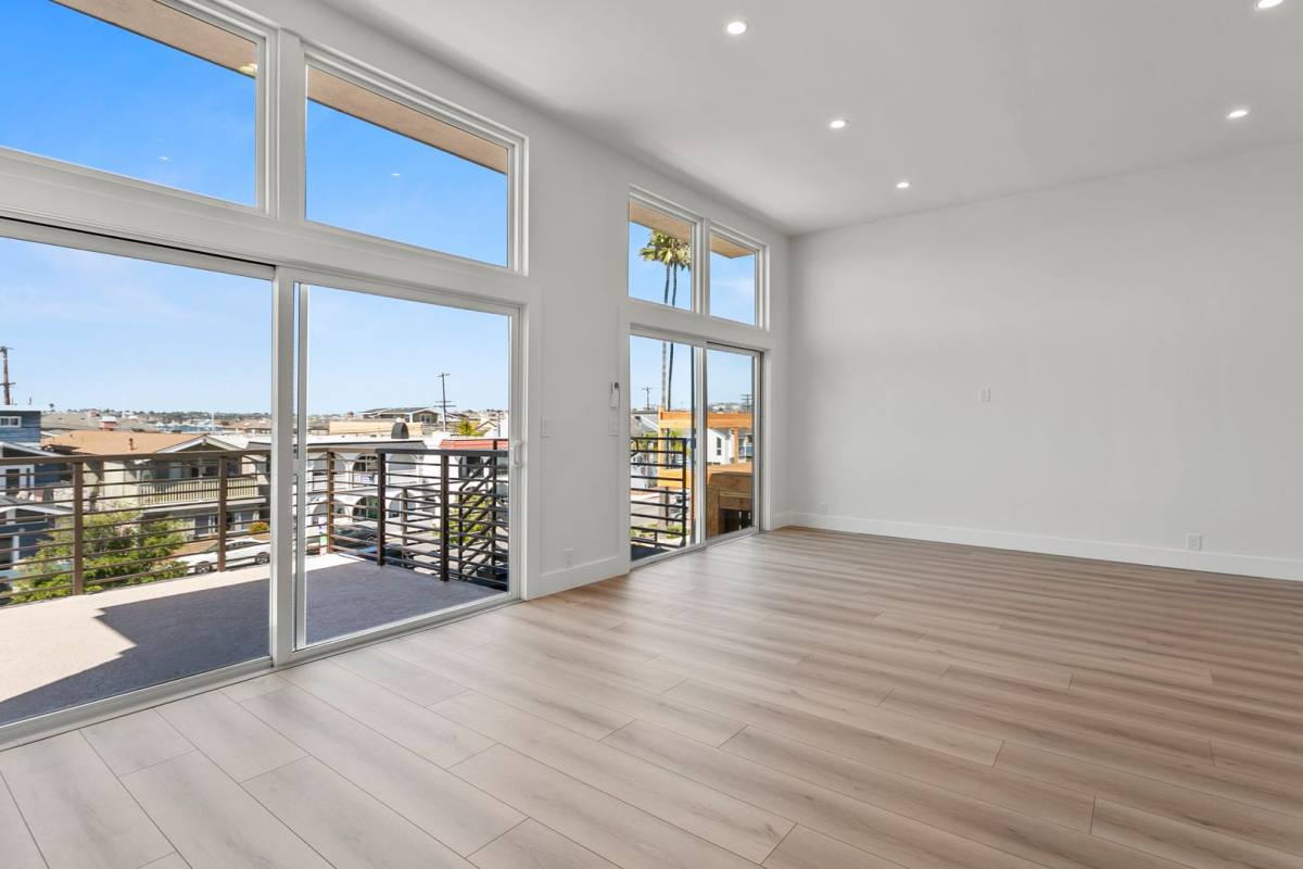 Apartment for rent at 913 W Balboa Blvd, Newport Beach, CA 92661