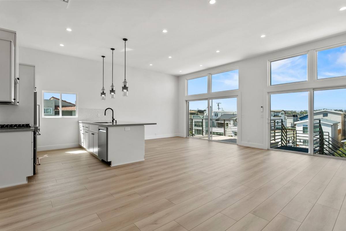 Apartment for rent at 913 W Balboa Blvd, Newport Beach, CA 92661
