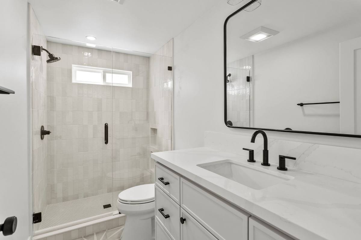 Apartment for rent at 913 W Balboa Blvd, Newport Beach, CA 92661