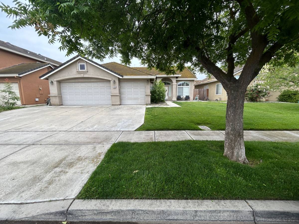 House for rent at 2464 Oak Crest Dr, Turlock, CA 95382