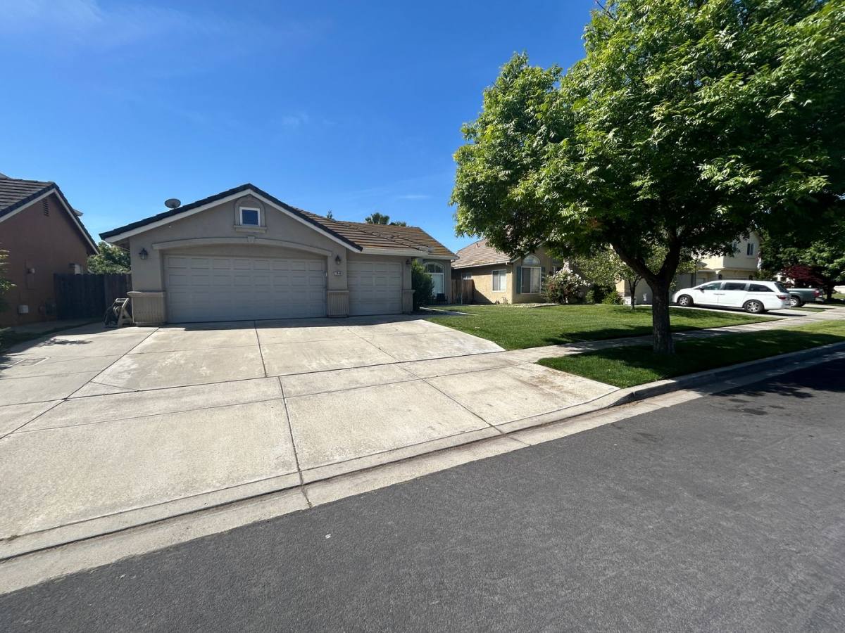 House for rent at 2464 Oak Crest Dr, Turlock, CA 95382