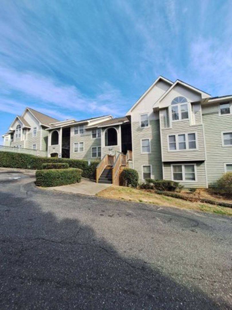 Apartment for rent at 1002 Brookhollow Dr, Fayetteville, NC 28314