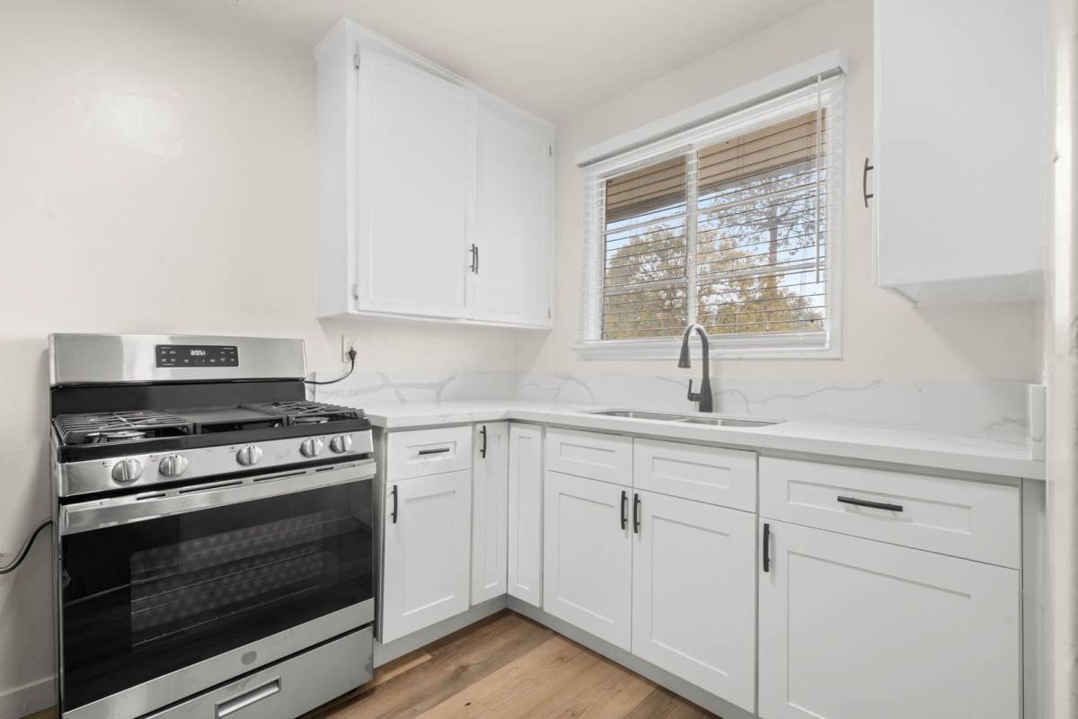Apartment for rent at 4073 W Blvd, Los Angeles, CA 90008