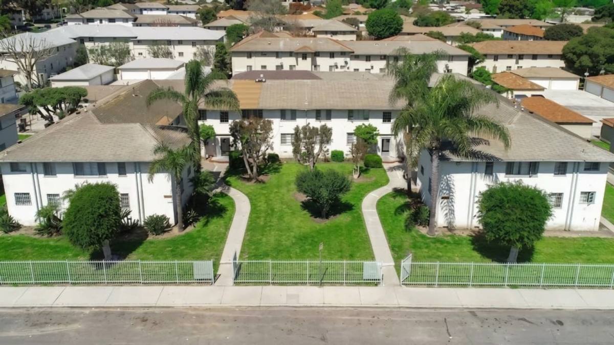 Apartment for rent at 4073 W Blvd, Los Angeles, CA 90008
