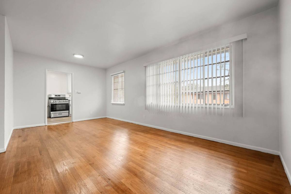 Apartment for rent at 4073 W Blvd, Los Angeles, CA 90008