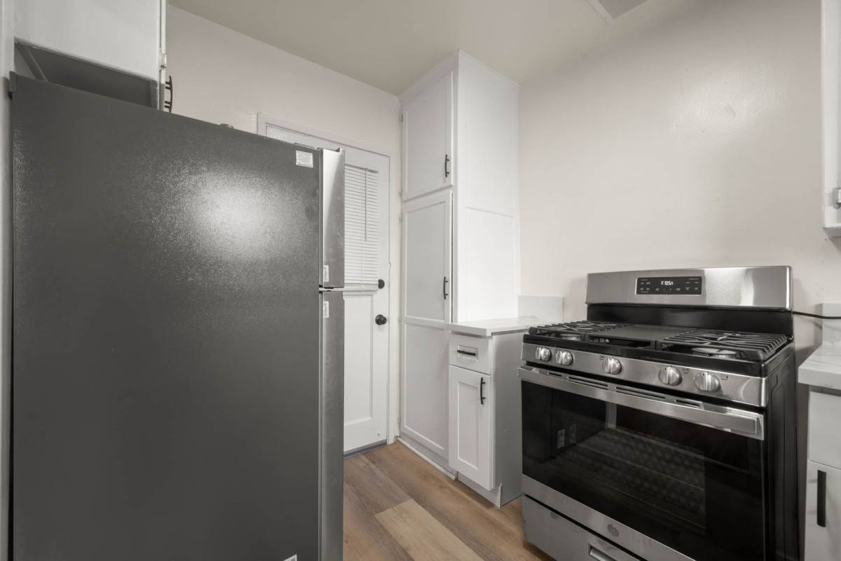 Apartment for rent at 4073 W Blvd, Los Angeles, CA 90008