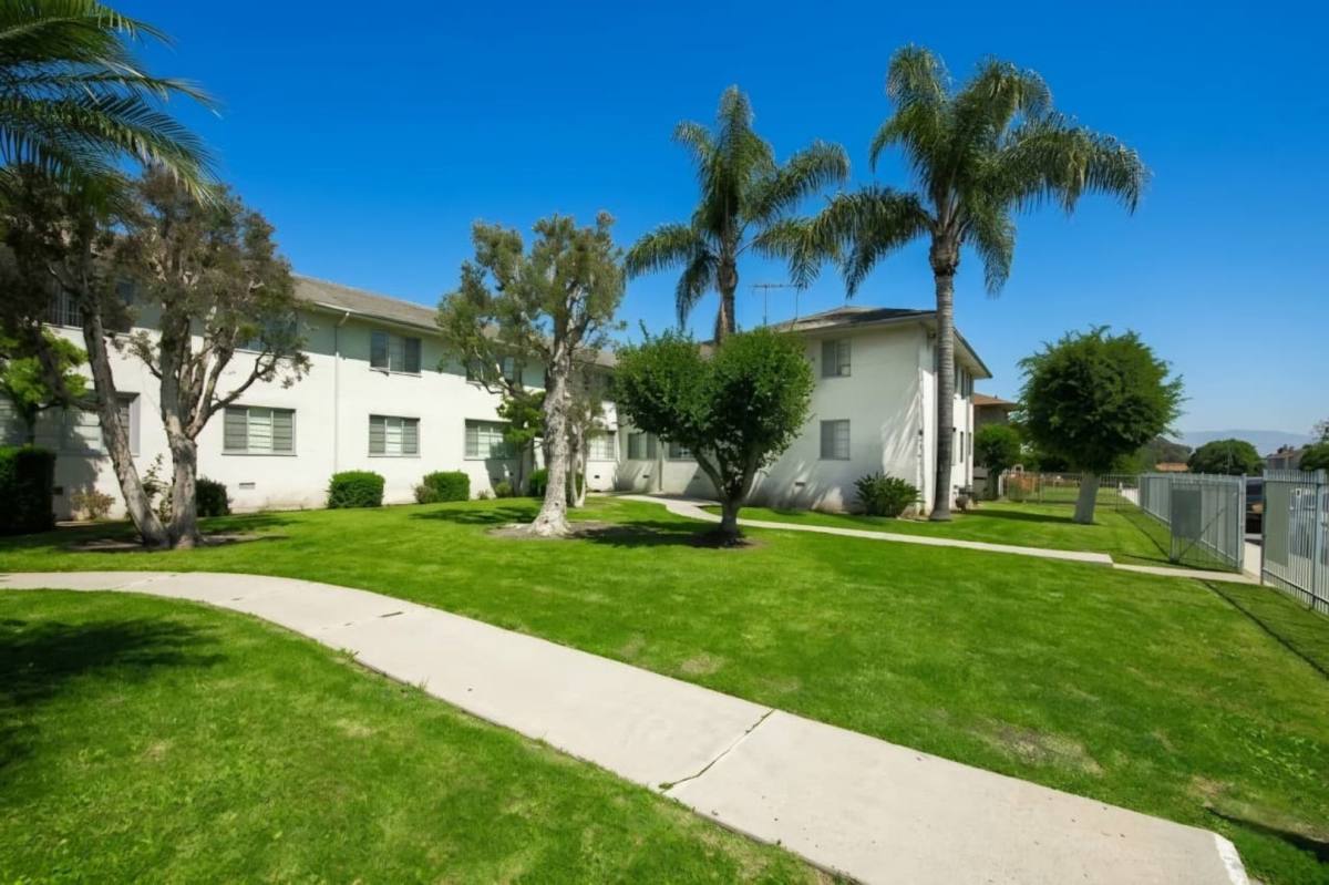 Apartment for rent at 4073 W Blvd, Los Angeles, CA 90008