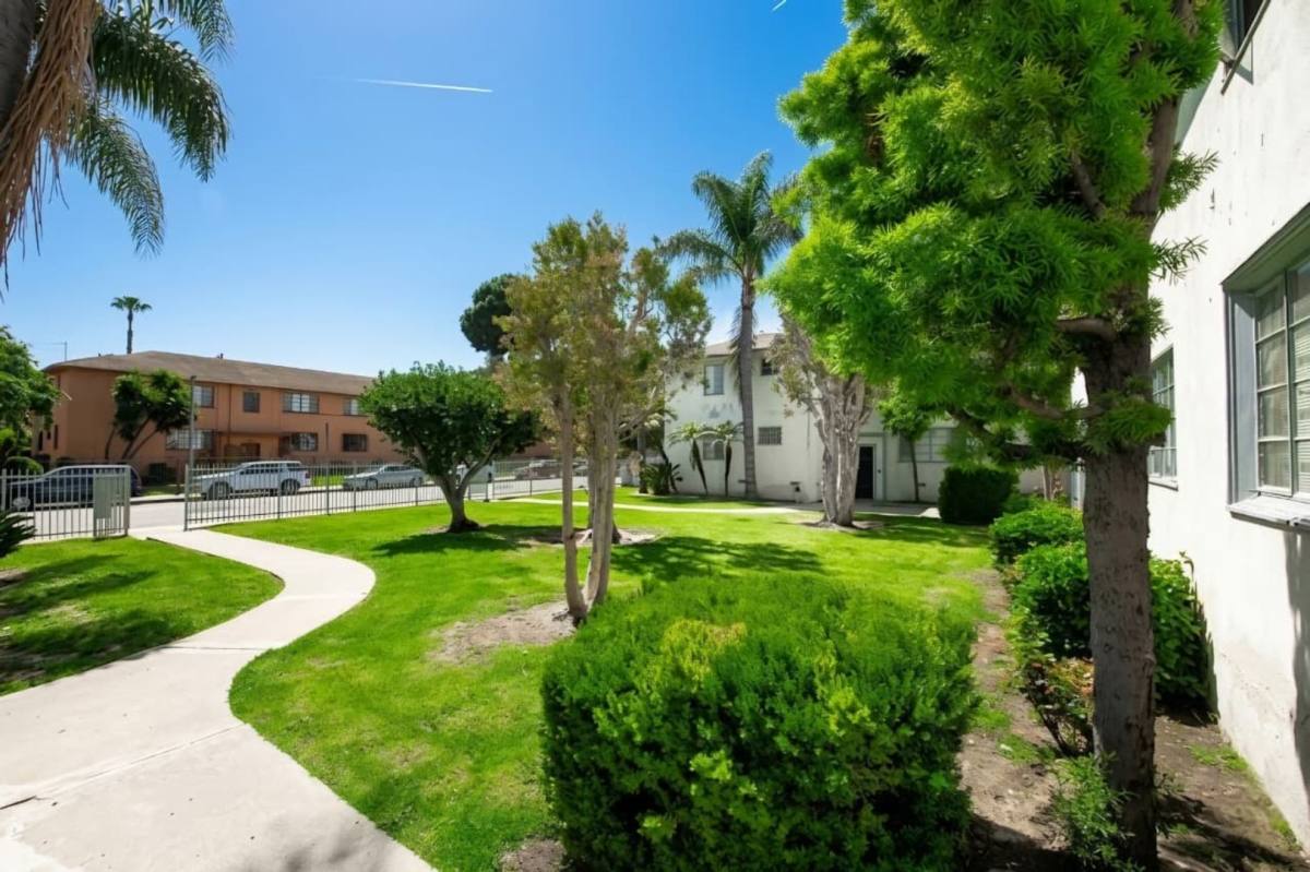 Apartment for rent at 4073 W Blvd, Los Angeles, CA 90008