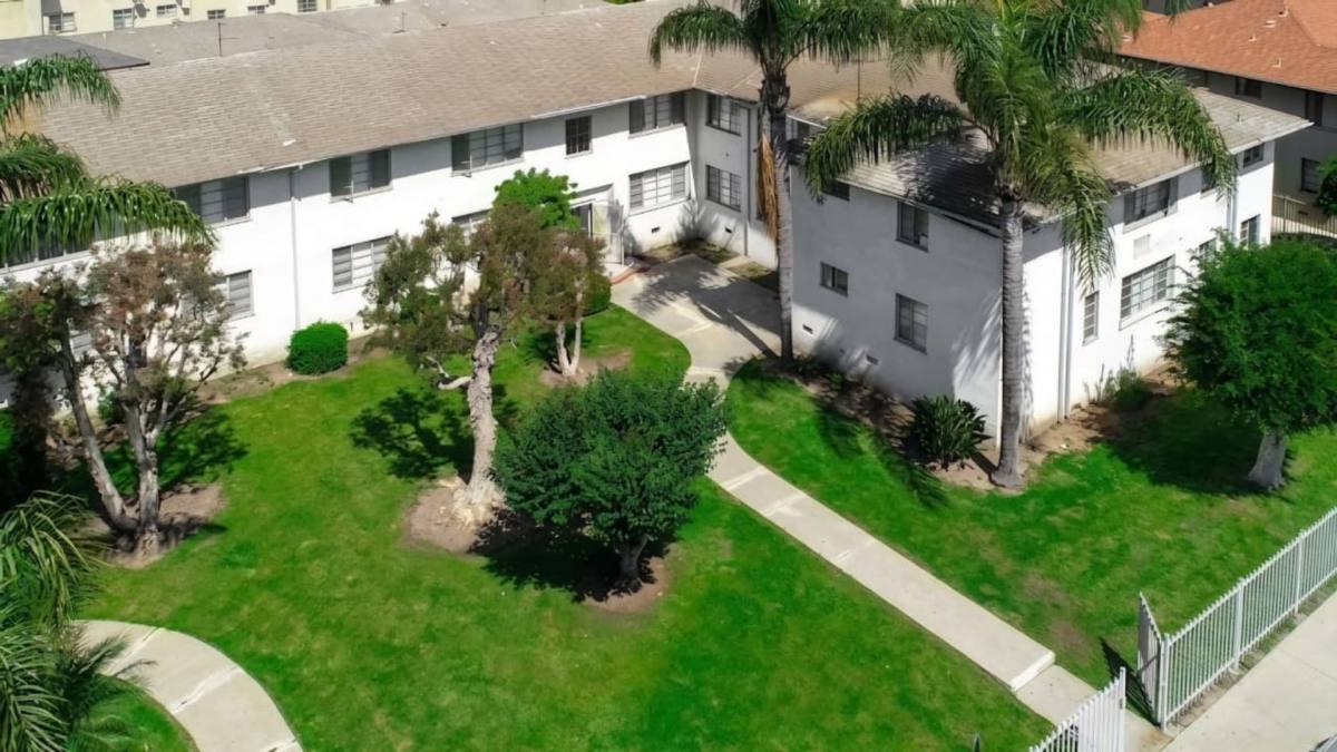 Apartment for rent at 4073 W Blvd, Los Angeles, CA 90008