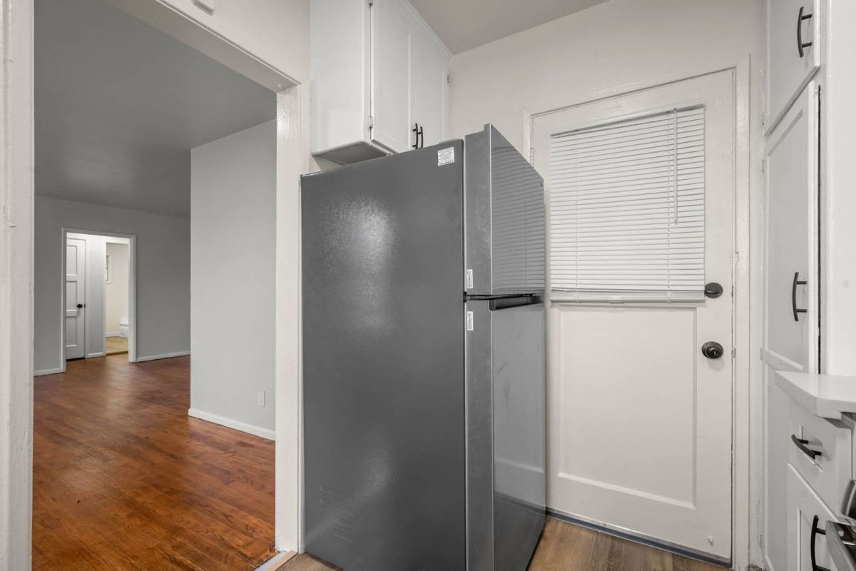 Apartment for rent at 4073 W Blvd, Los Angeles, CA 90008