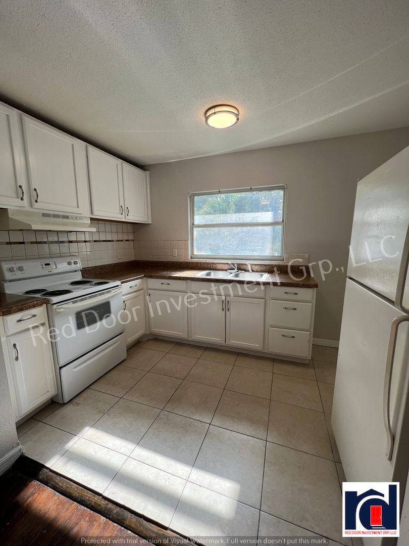 Apartment for rent at 312 W Howry Ave, Deland, FL 32720