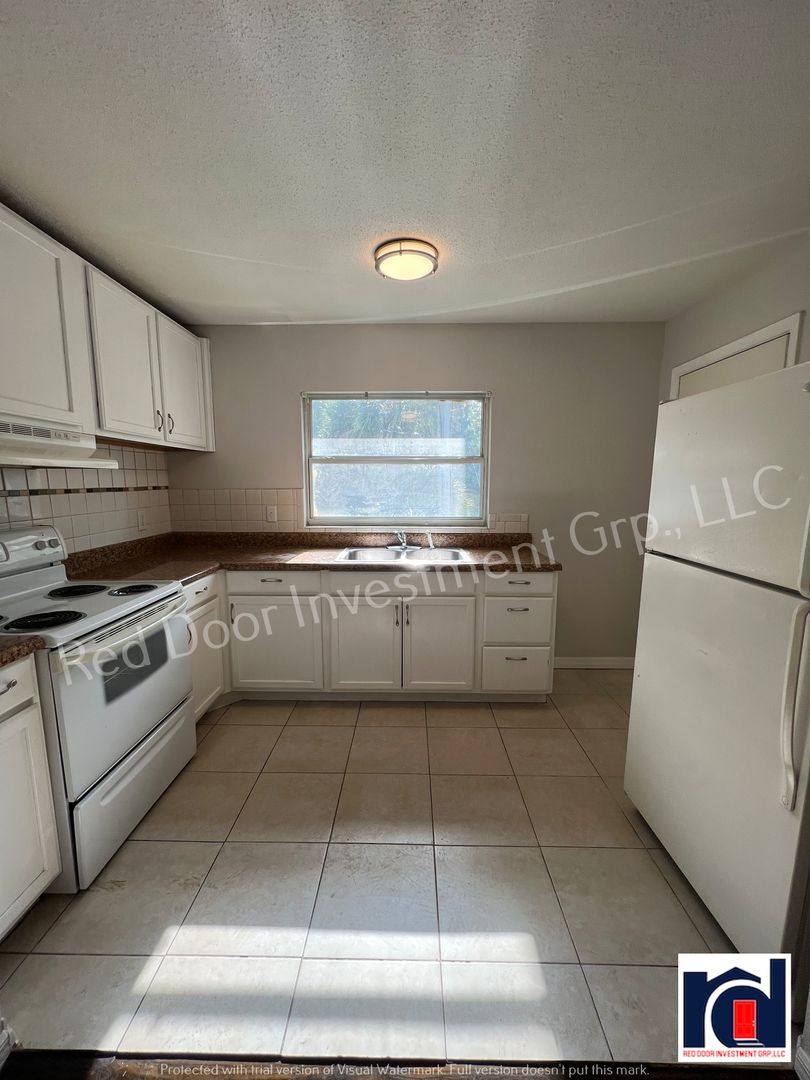 Apartment for rent at 312 W Howry Ave, Deland, FL 32720