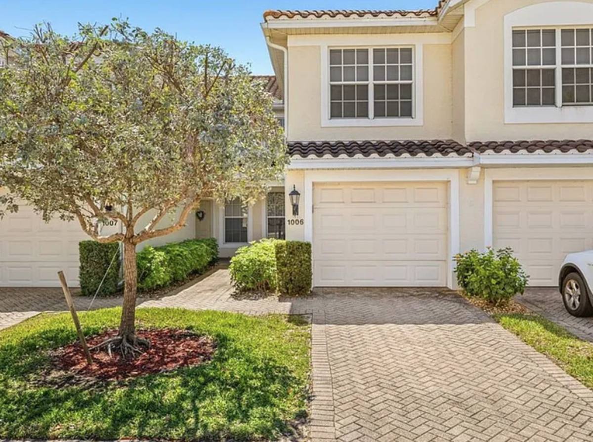 Townhouse for rent at 1315 Henley St, Naples, FL 34105